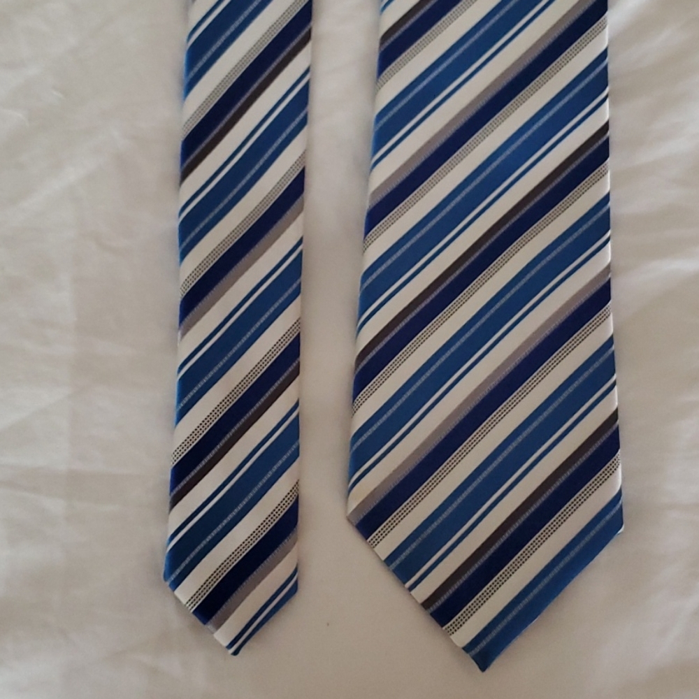 Blue/White/Silver Geoffrey Beene Tie
